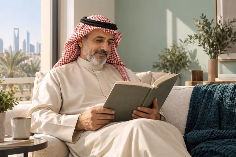 أب سعودي يجلس مرتاحاً في بيته